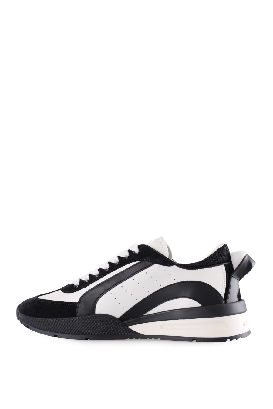 Zapatillas blancas con detalles negros y logo pequeño - IMG 9506