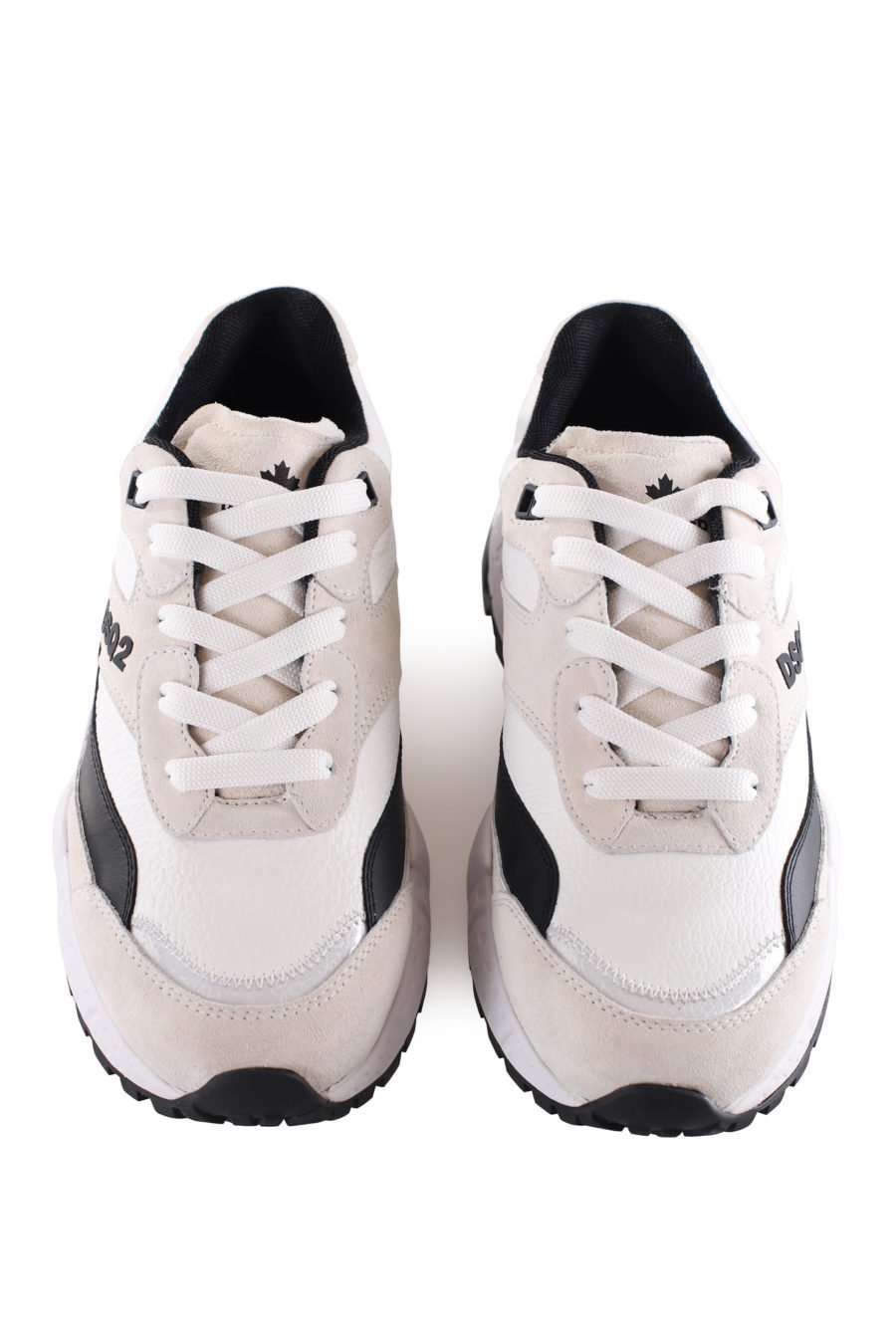 Zapatillas blancas con logo "Dsq2" y detalles negros - IMG 9539