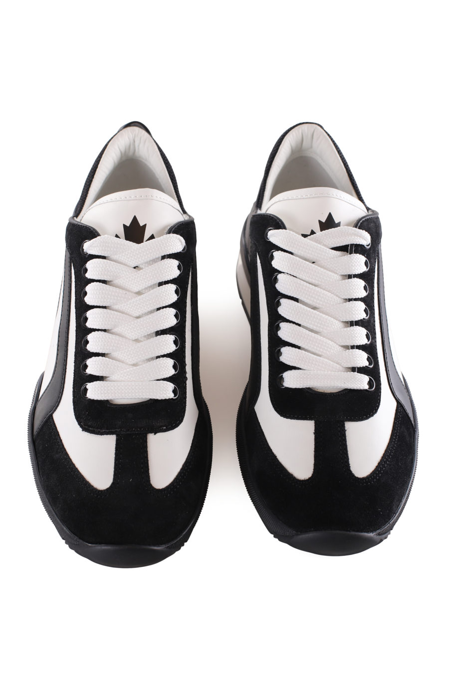 Zapatillas blancas con detalles negros y logo pequeño - IMG 9540