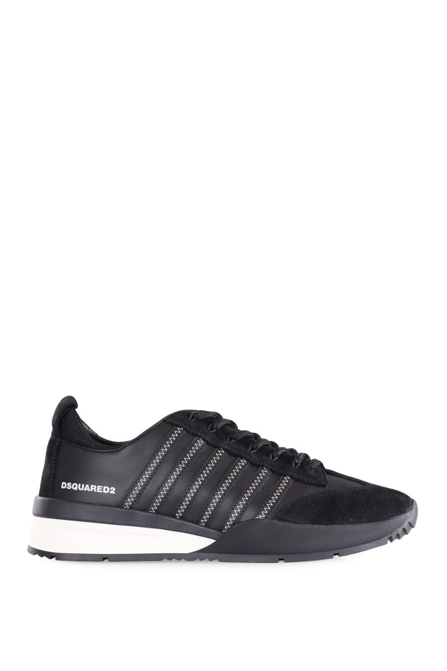 Zapatillas negras con lineas negras y logo blanco pequeño - IMG 9557