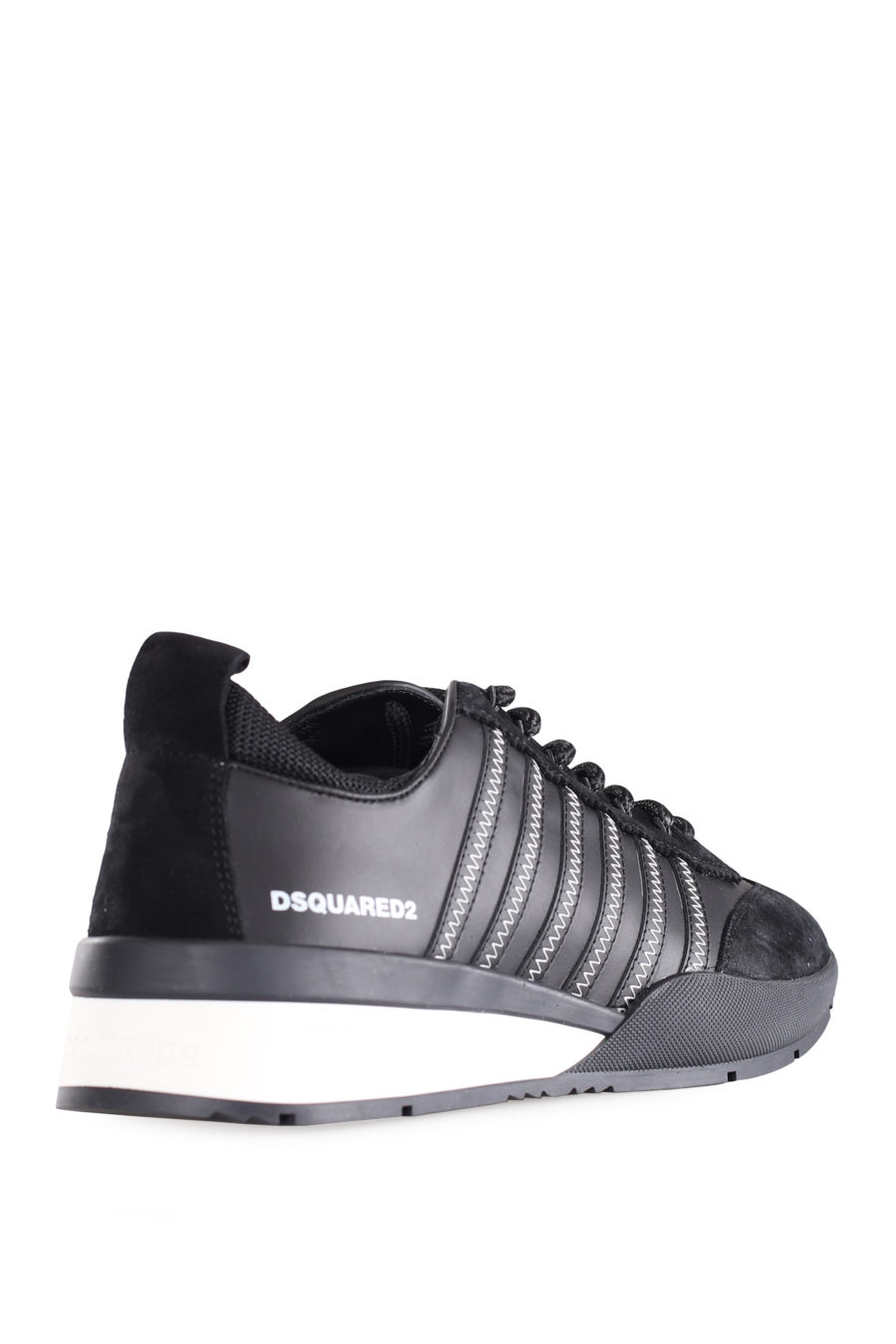Zapatillas negras con lineas negras y logo blanco pequeño - IMG 9558