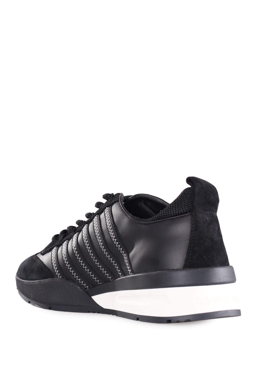 Zapatillas negras con lineas negras y logo blanco pequeño - IMG 9559