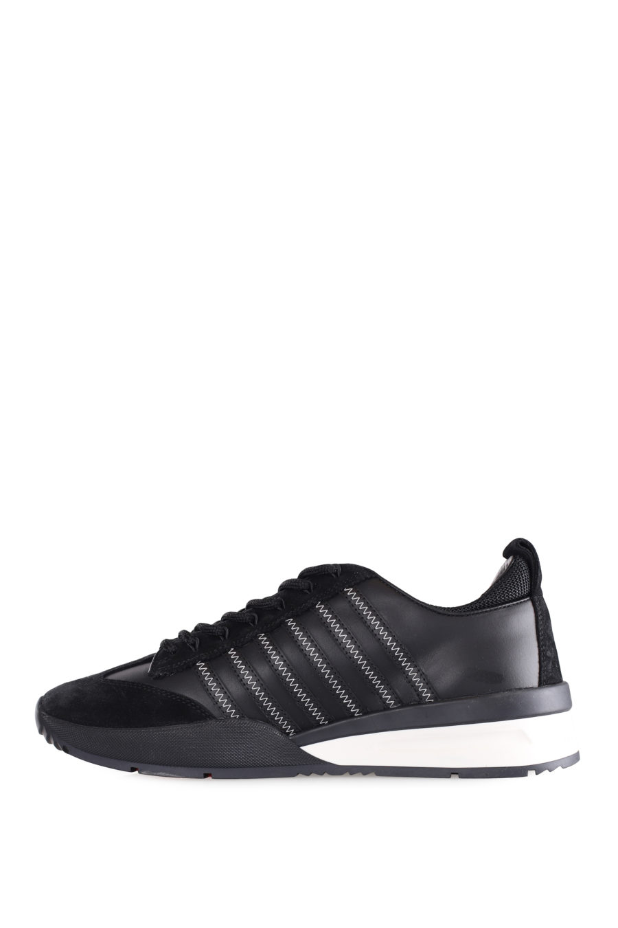 Zapatillas negras con lineas negras y logo blanco pequeño - IMG 9560
