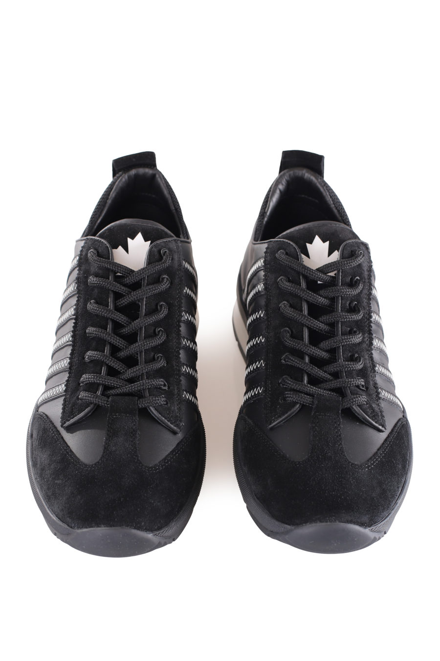 Zapatillas negras con lineas negras y logo blanco pequeño - IMG 9603