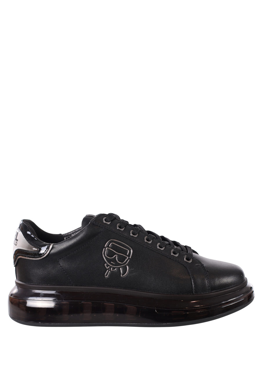 Zapatillas negras con logo silueta negro y suela negra - IMG 0413