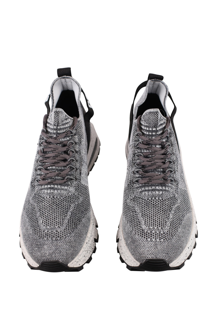 Zapatillas grises con logo pequeño blanco y "D2" - IMG 0715