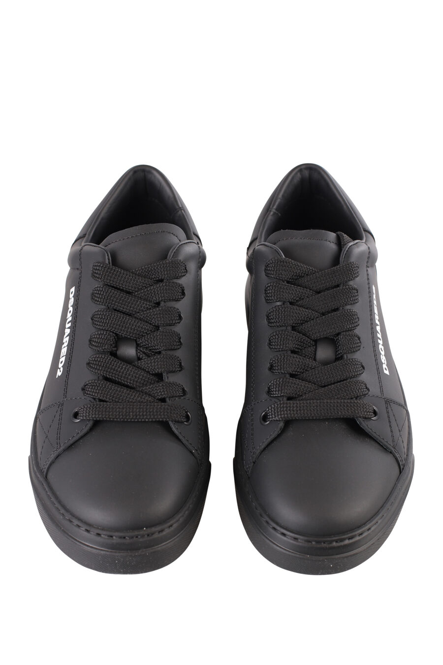 Zapatillas negras con logo blanco pequeño y suela negra - IMG 1133