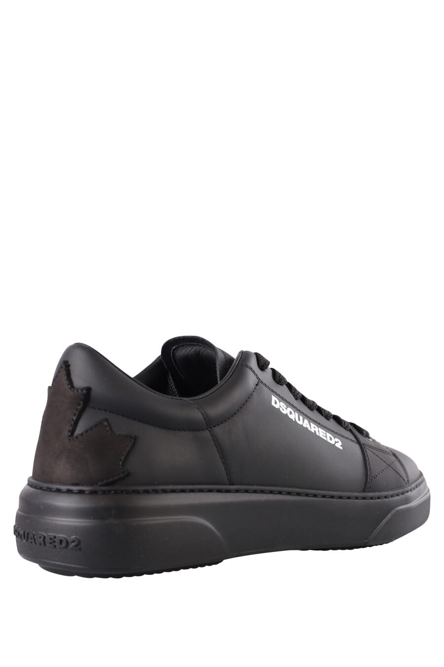 Zapatillas negras con logo blanco pequeño y suela negra - IMG 1149