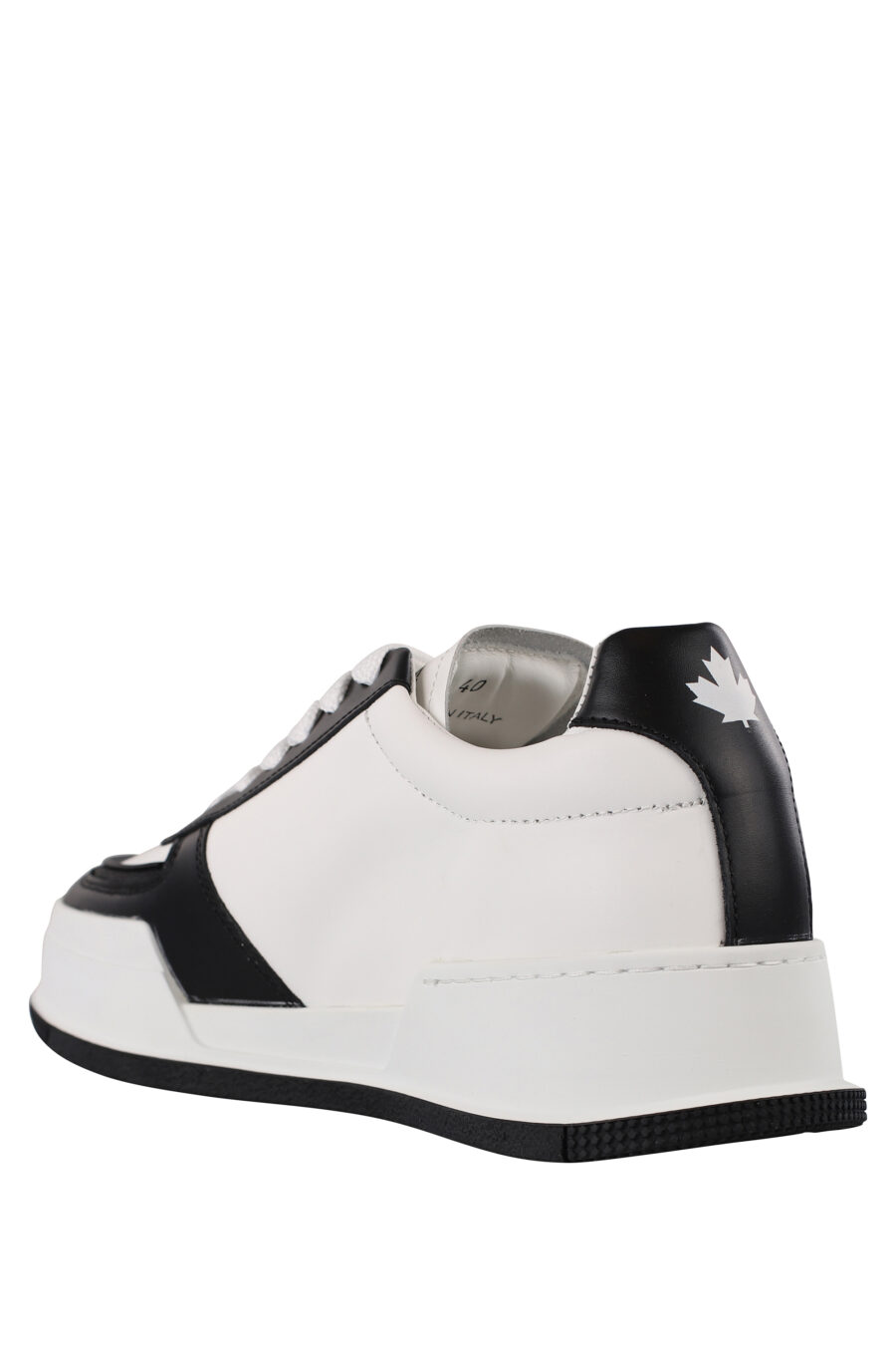 Zapatillas blancas con negro y hoja blanca - IMG 1213