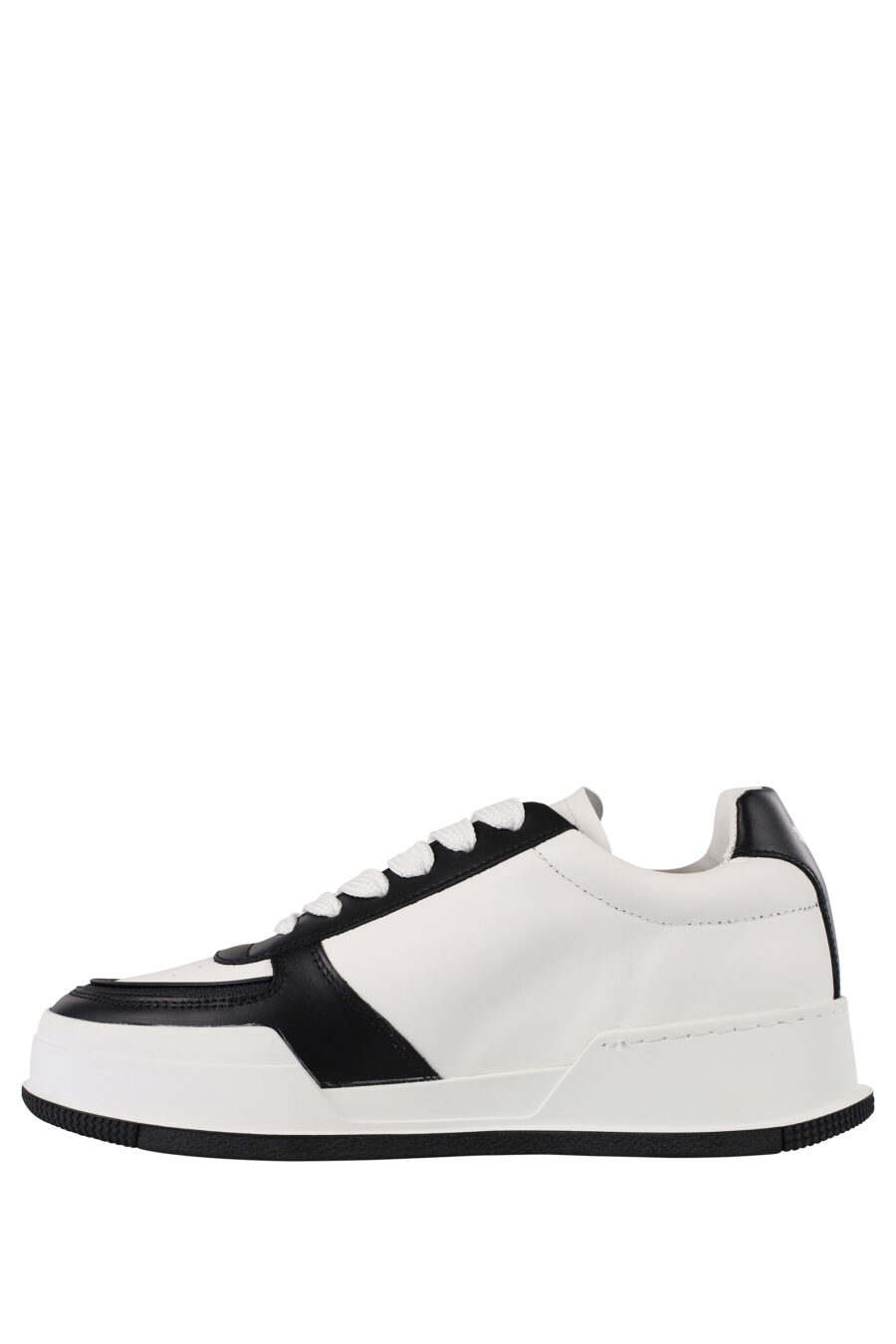 Zapatillas blancas con negro y hoja blanca - IMG 1214
