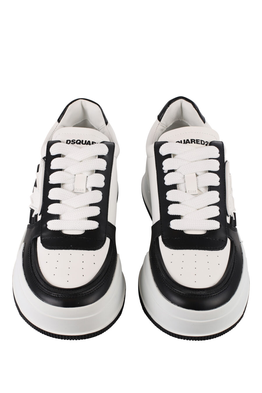 Zapatillas blancas con negro y hoja blanca - IMG 1224