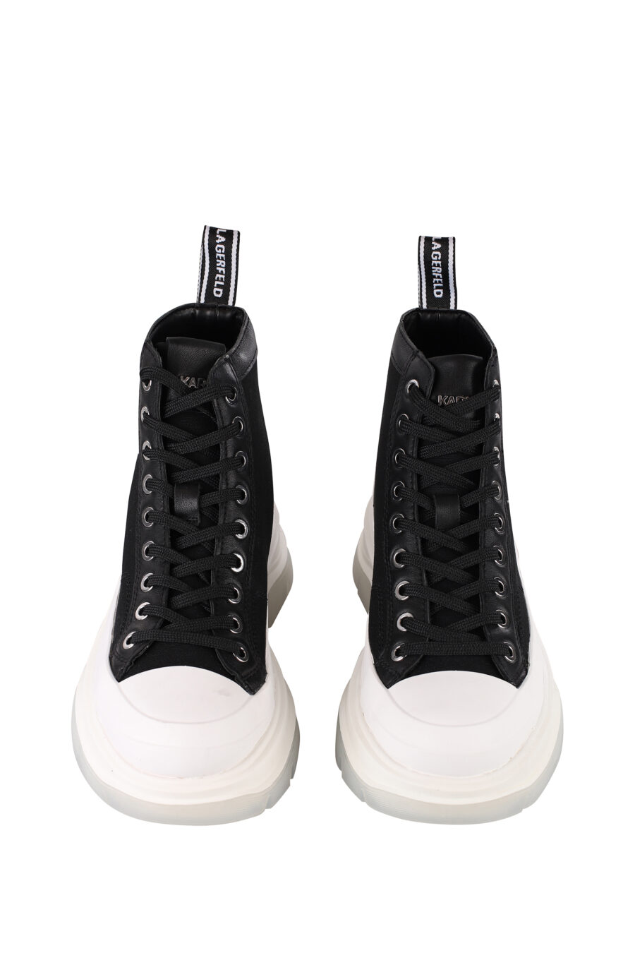 Zapatillas negras altas con suela blanca y cordones - IMG 1391