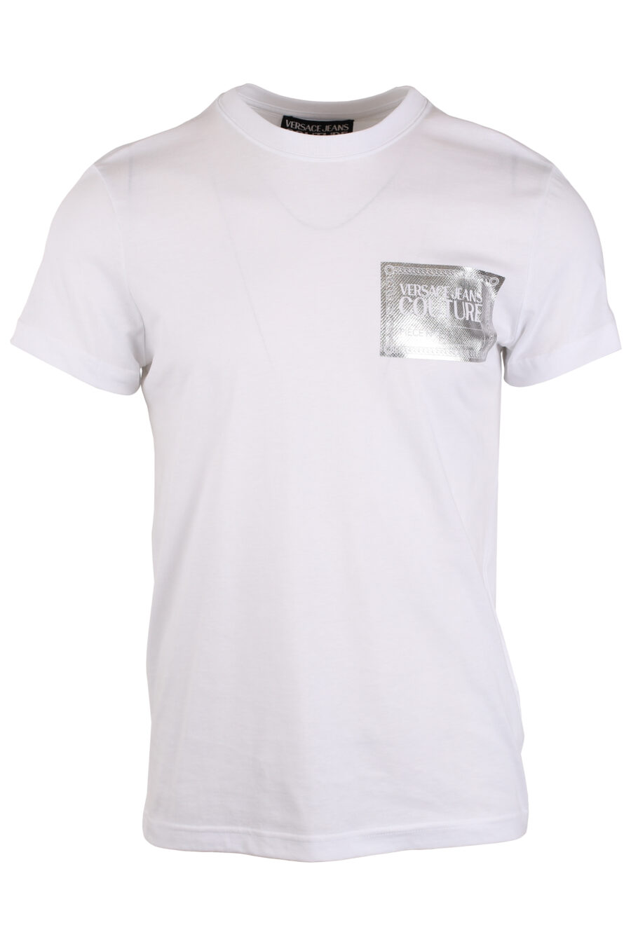 Camiseta blanca con logo en placa plateado - IMG 4050