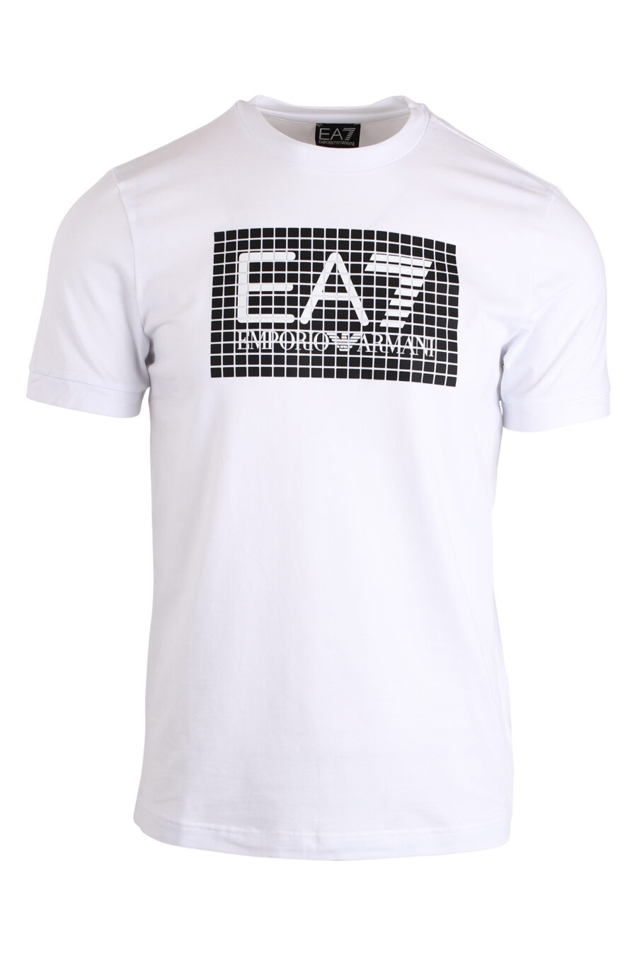 Camiseta blanca con logo "lux identity" en cuadricula - IMG 4215