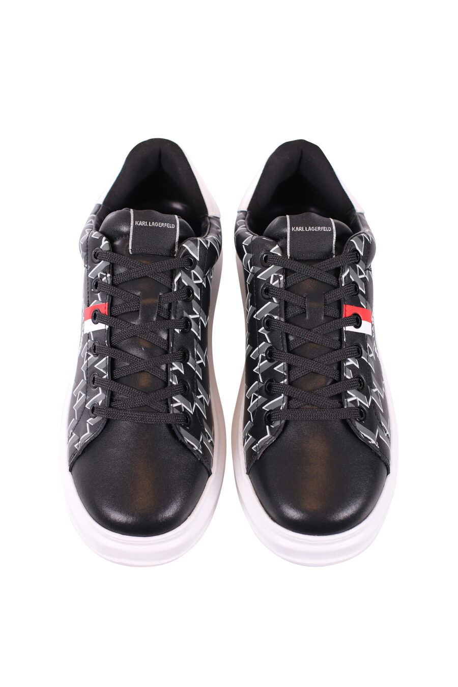 Zapatillas negras con monograma y lineas rojas y blancas - IMG 5657