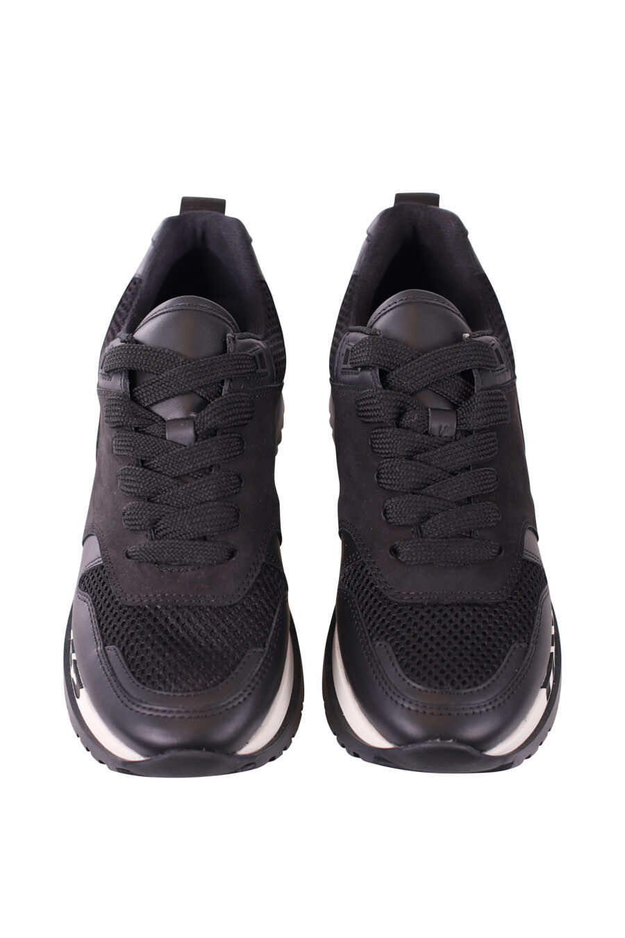 Zapatillas negras con logo en suela gris - IMG 5700
