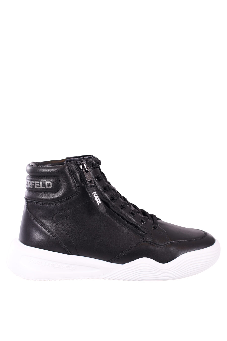 Zapatillas altas negras con suela blanca y cordones - IMG 5722