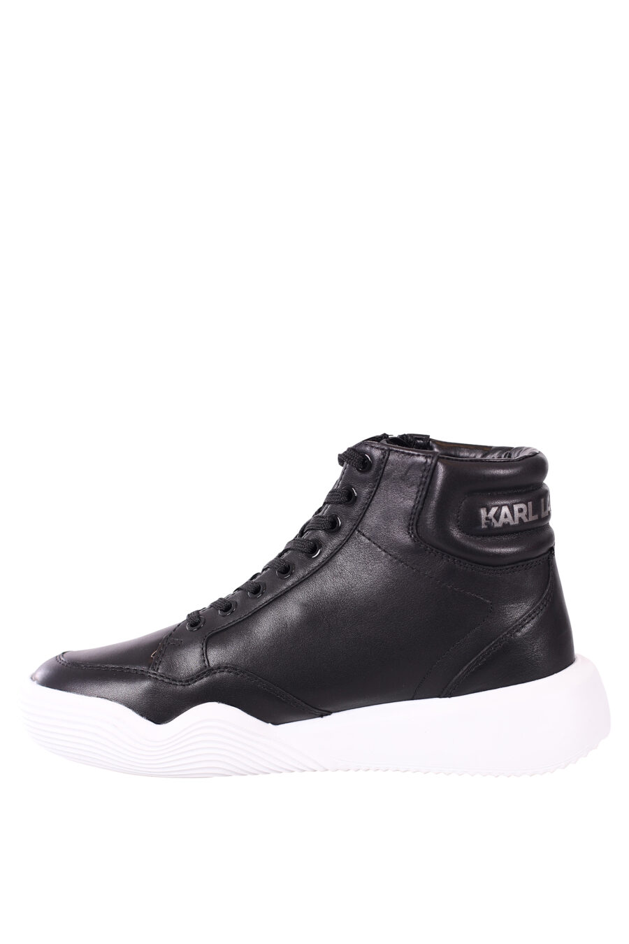 Zapatillas altas negras con suela blanca y cordones - IMG 5725