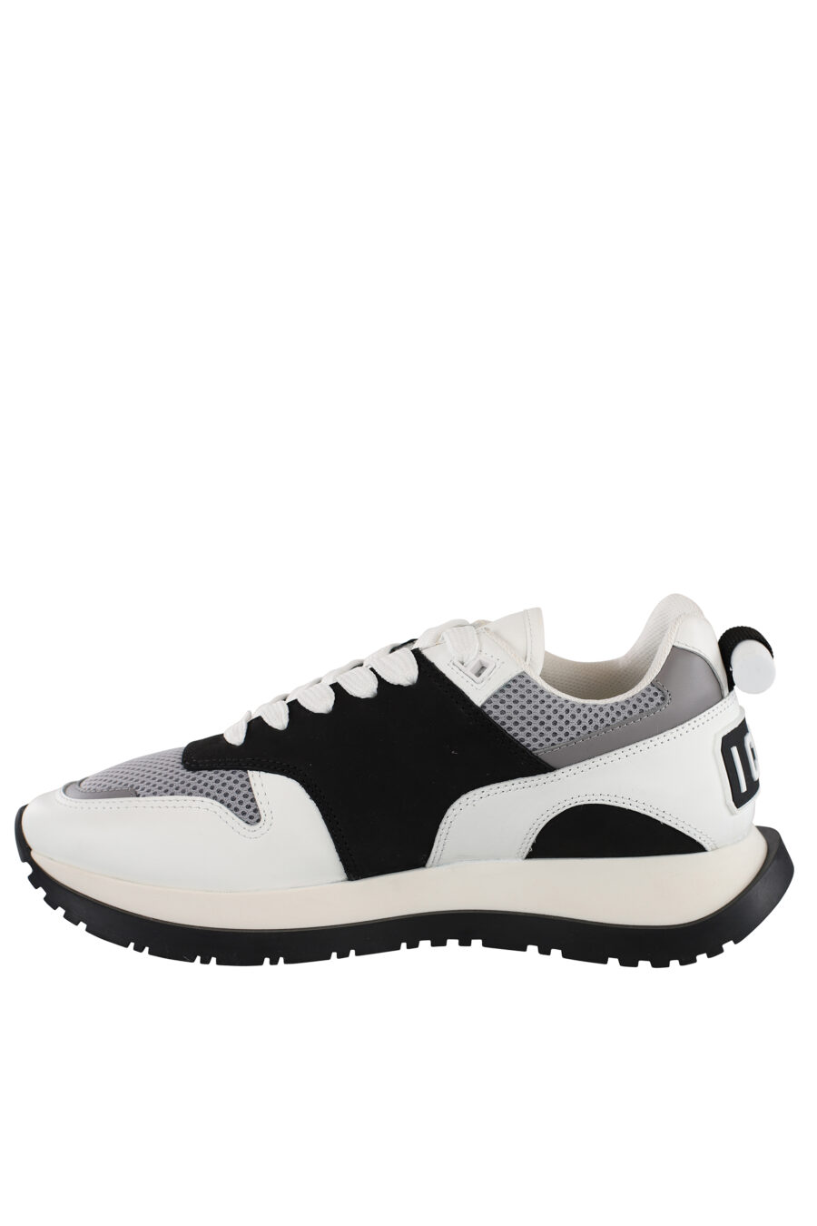 Zapatillas blancas con negro y detalle gris con logo en suela - IMG 6891