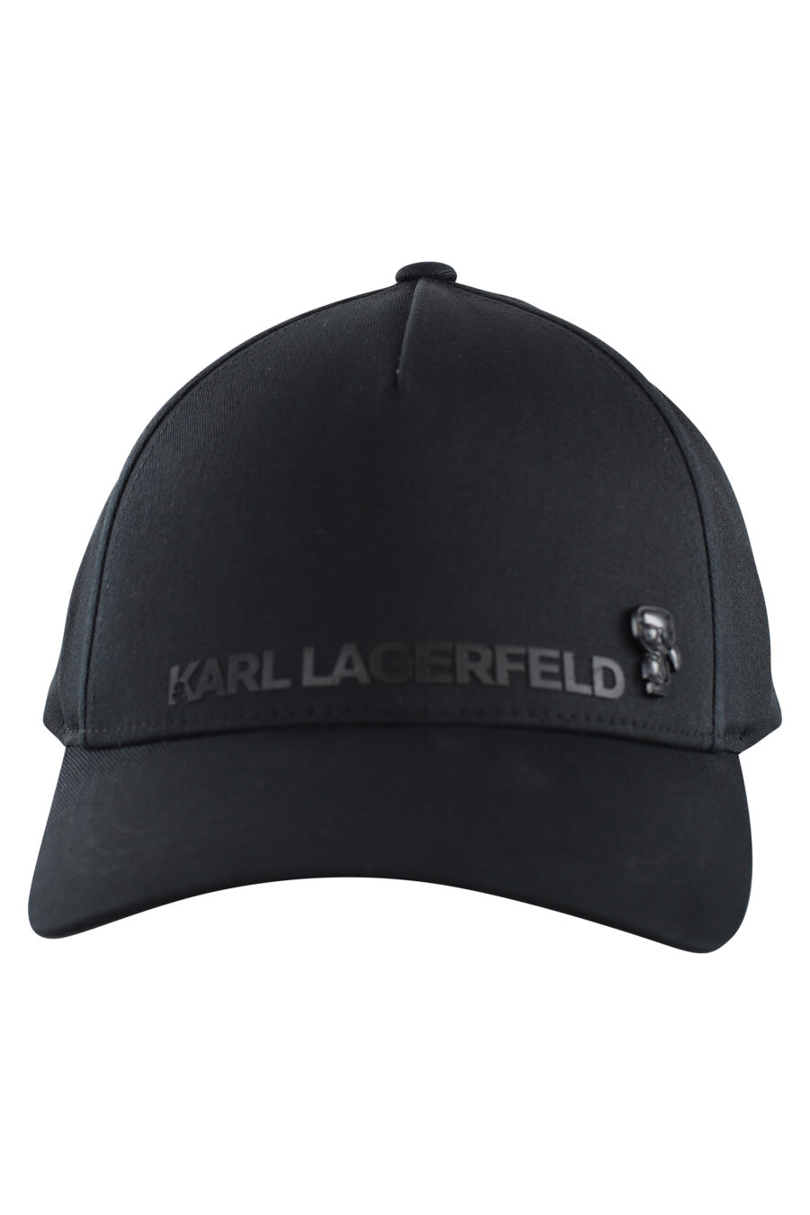 Gorra negra con logo monocromático - IMG 7059