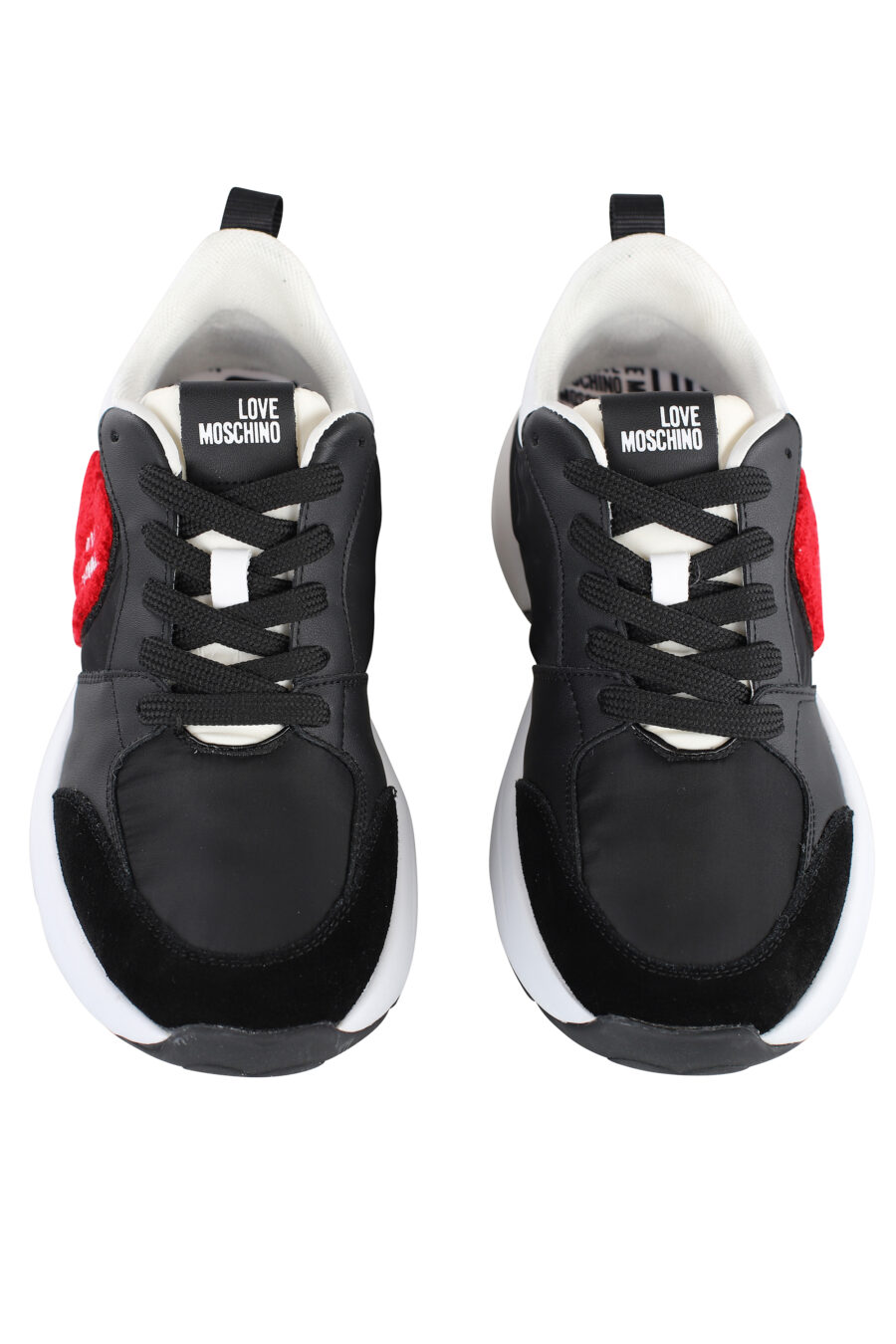Zapatillas negras "sporty" con detalles blancos y corazón rojo bordado - IMG 7092