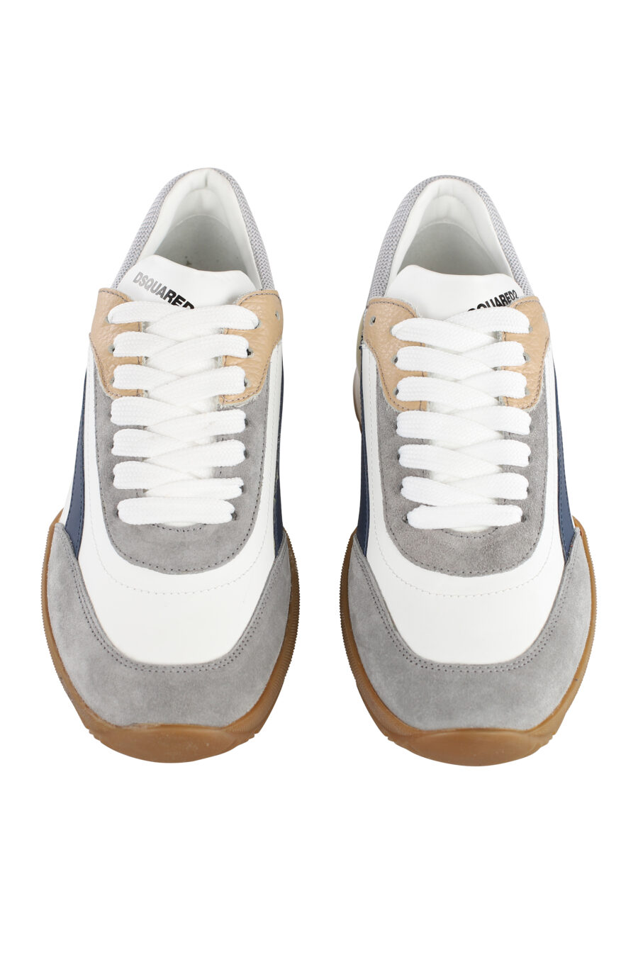 Zapatillas blancas y grises con detalles multicolor y suela marrón - IMG 7103