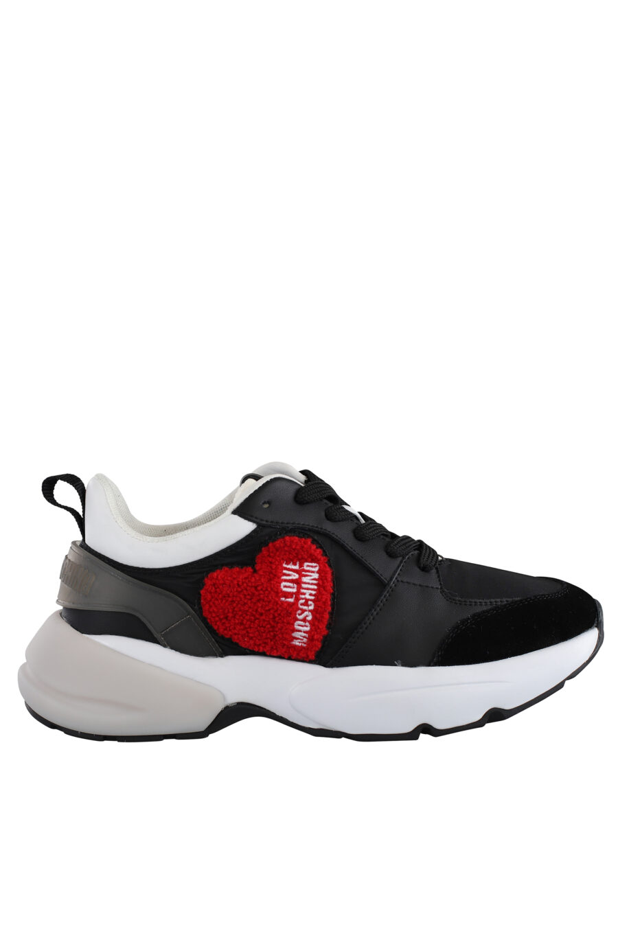 Sapatilhas "desportivas" pretas com pormenores brancos e coração bordado a vermelho - IMG 7117