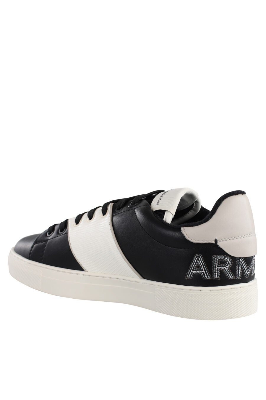 Zapatillas bicolor blancas y negras con logo bordado con interior de felpa - IMG 7140