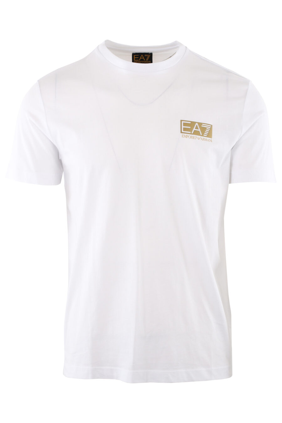 Camiseta blanca con logo dorado "lux identity" - IMG 7416
