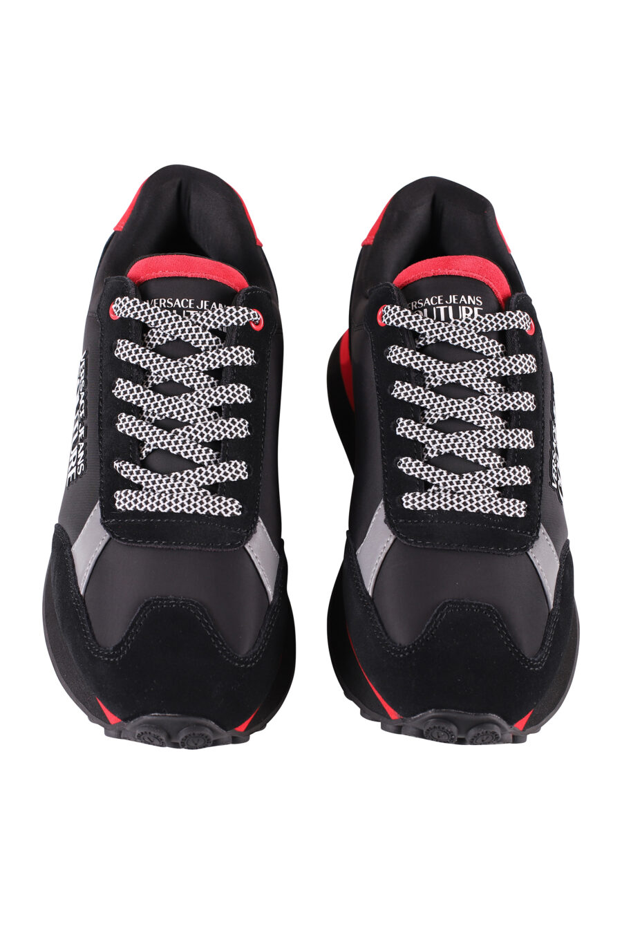 Zapatillas negras y rojas con plataforma y logo plateado - IMG 8497