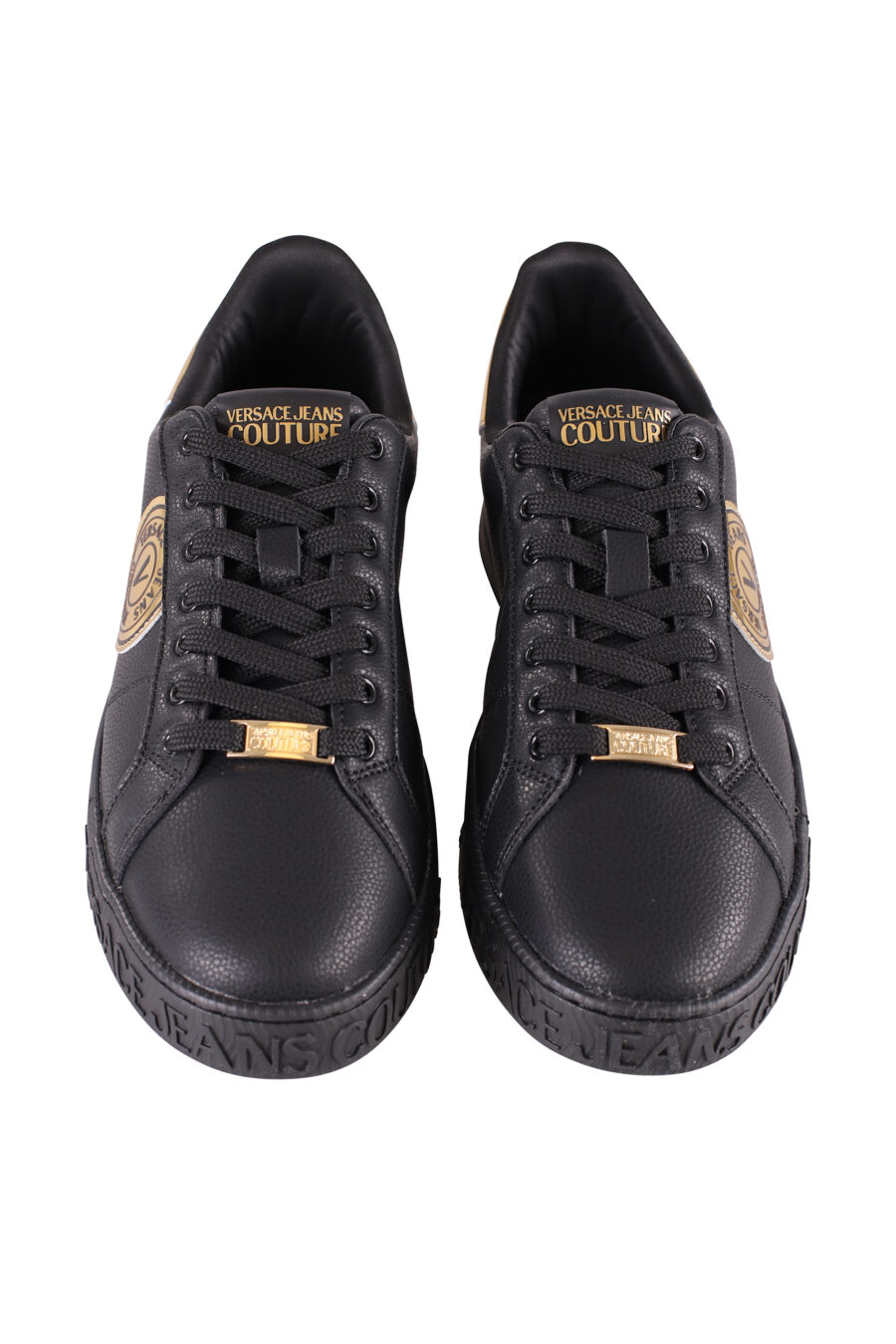 Zapatillas negras y doradas con logo semicirculo - IMG 8499