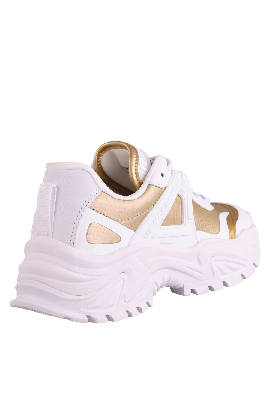 Zapatillas blancas con dorado y logo - IMG 9021