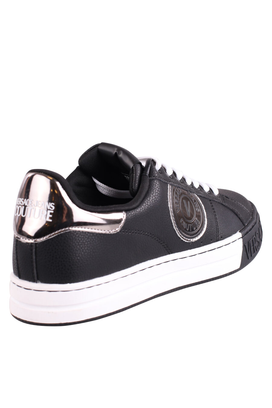 Zapatillas negras y plateadas con logo en semicirculo - IMG 9043