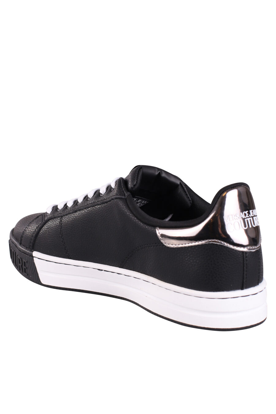 Zapatillas negras y plateadas con logo en semicirculo - IMG 9044