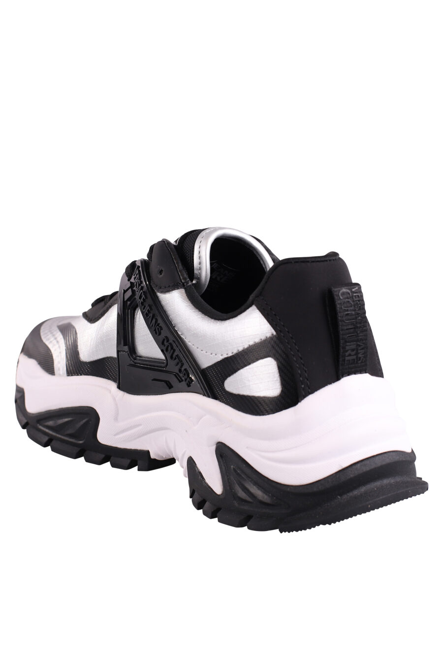 Zapatillas negras con plateado y logo - IMG 9054