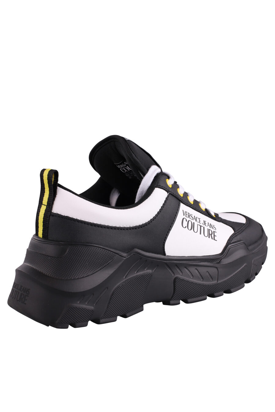 Zapatillas bicolor negras y blancas con logo y detalle amarillo - IMG 9069