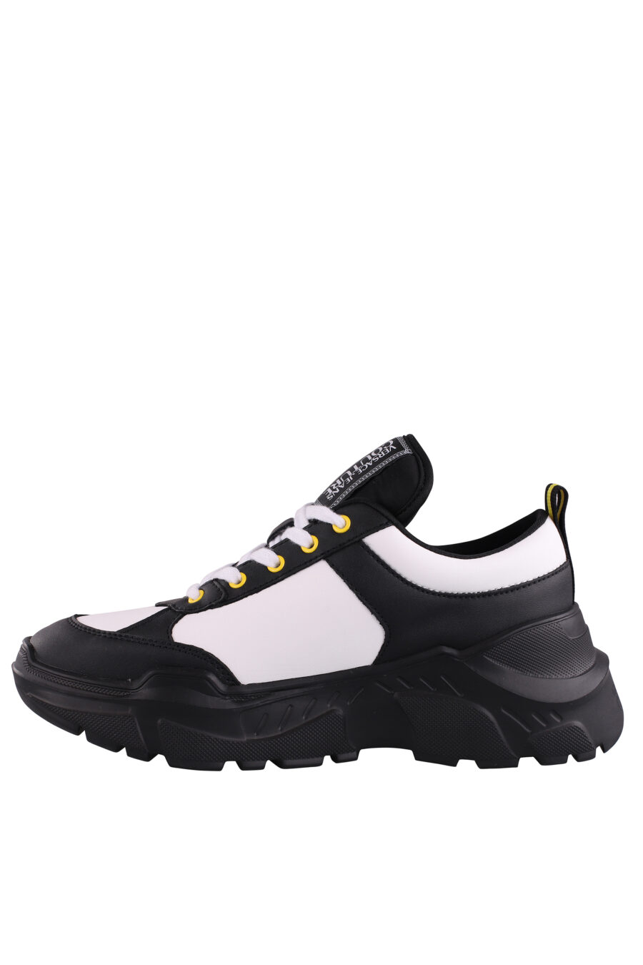 Zapatillas bicolor negras y blancas con logo y detalle amarillo - IMG 9071