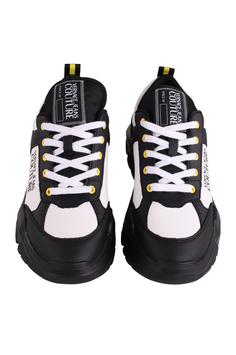 Baskets bicolores noires et blanches avec logo et détails jaunes - IMG 9115