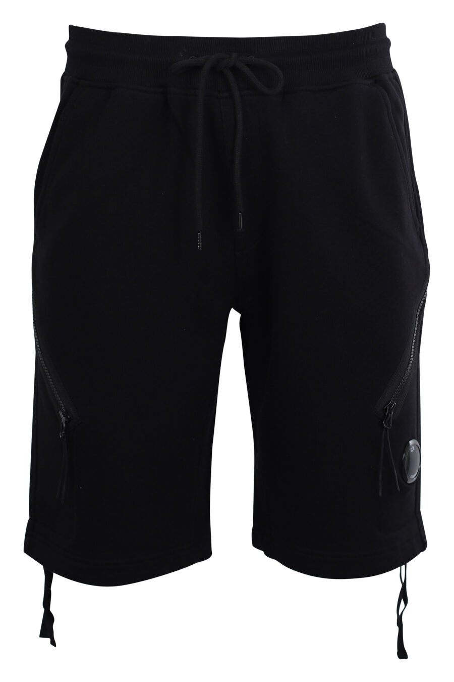 Pantalón corto negro estilo cargo con bolsillos diagonales y minilogo circular - IMG 2460