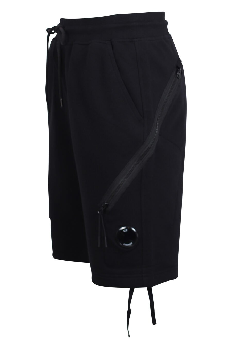 Pantalón corto negro estilo cargo con bolsillos diagonales y minilogo circular - IMG 2462