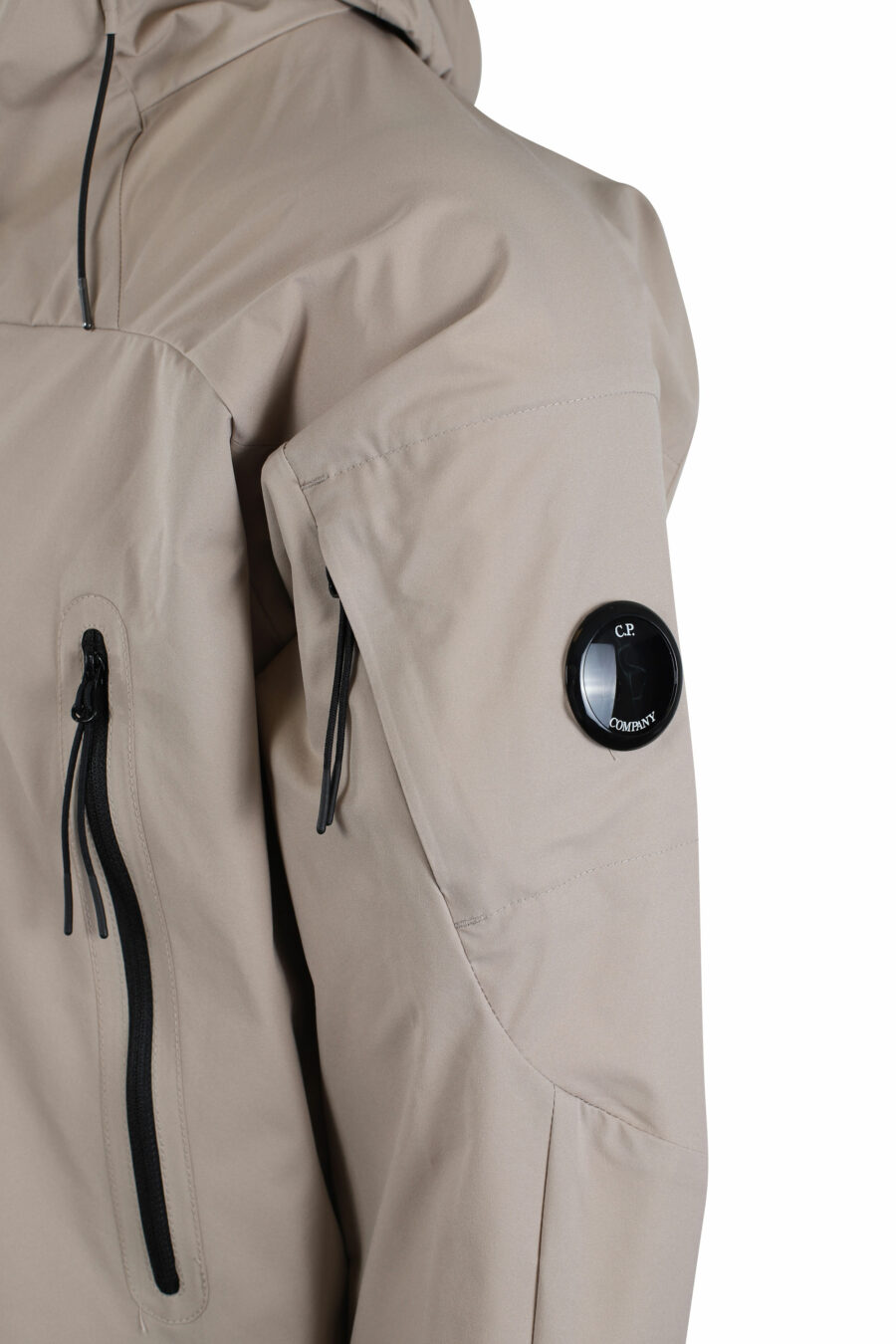 Beigefarbene "pro-tek" Jacke mit Kapuze und kreisförmigem Mini-Logo an der Seite - IMG 2673