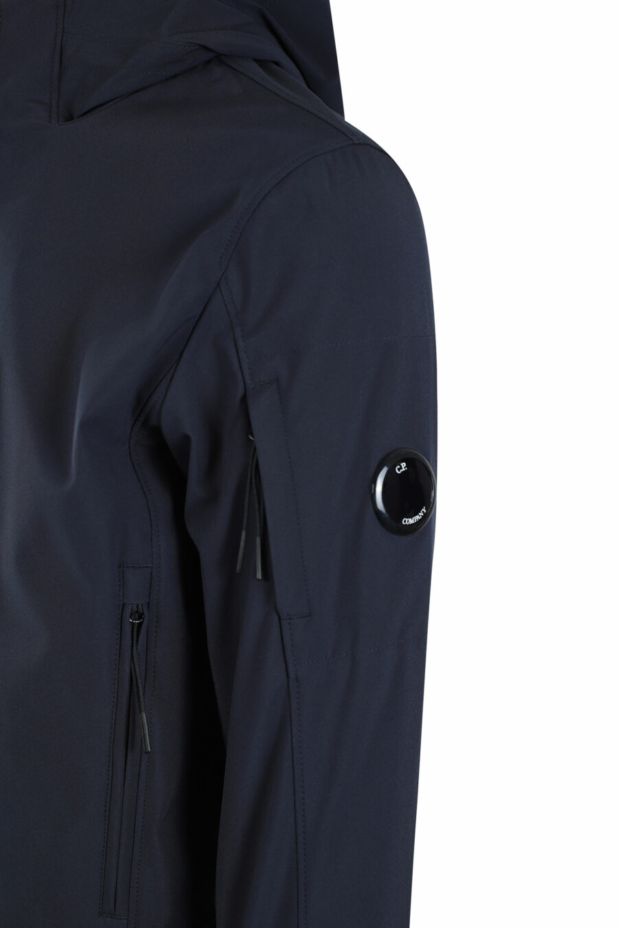 Chaqueta azul oscura con capucha y bolsillo lateral con minilogo circular - IMG 2682