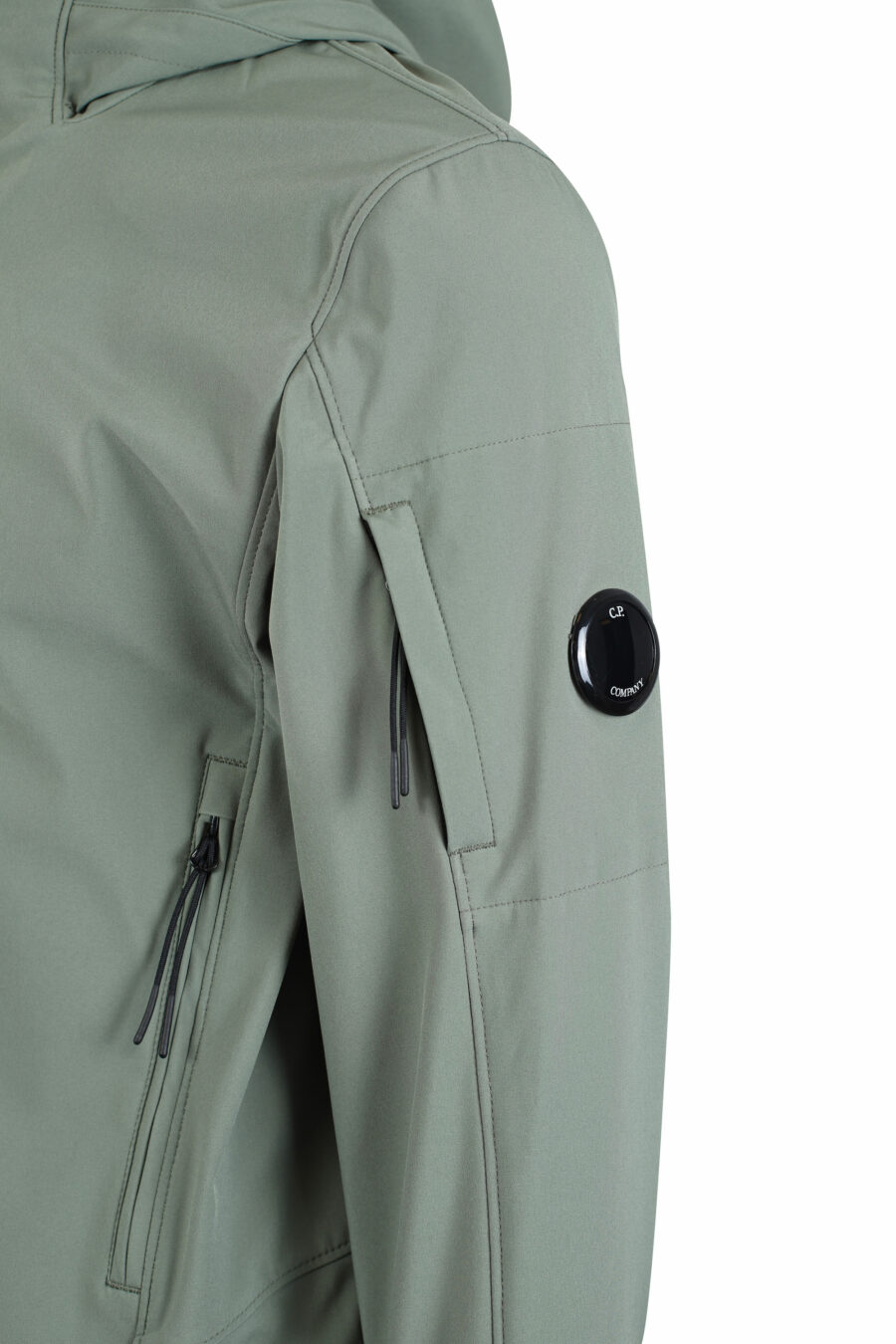 Chaqueta verde militar con capucha y bolsillo lateral con minilogo circular - IMG 2687
