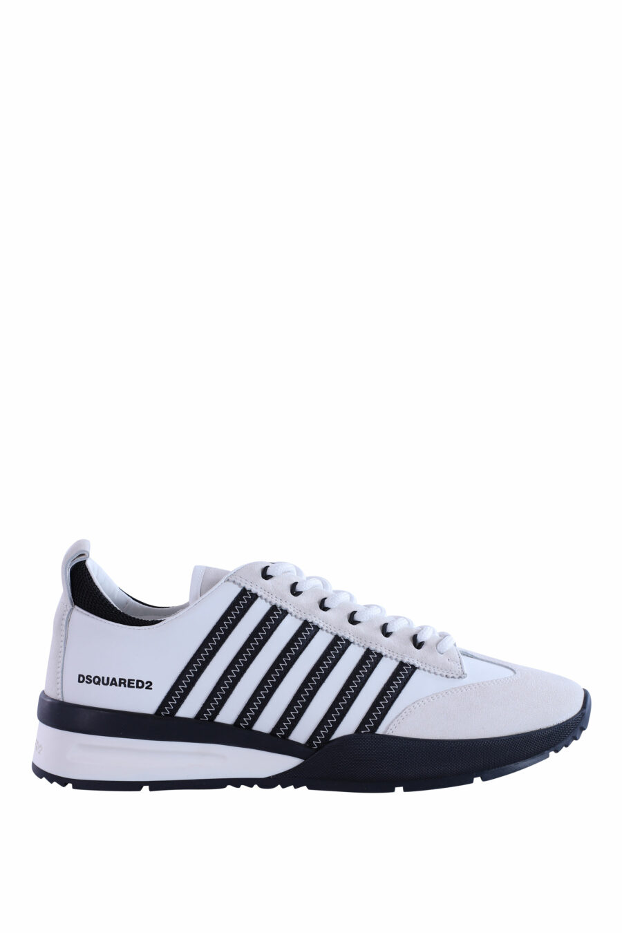 Zapatillas blancas y negras con lineas azules - IMG 2961