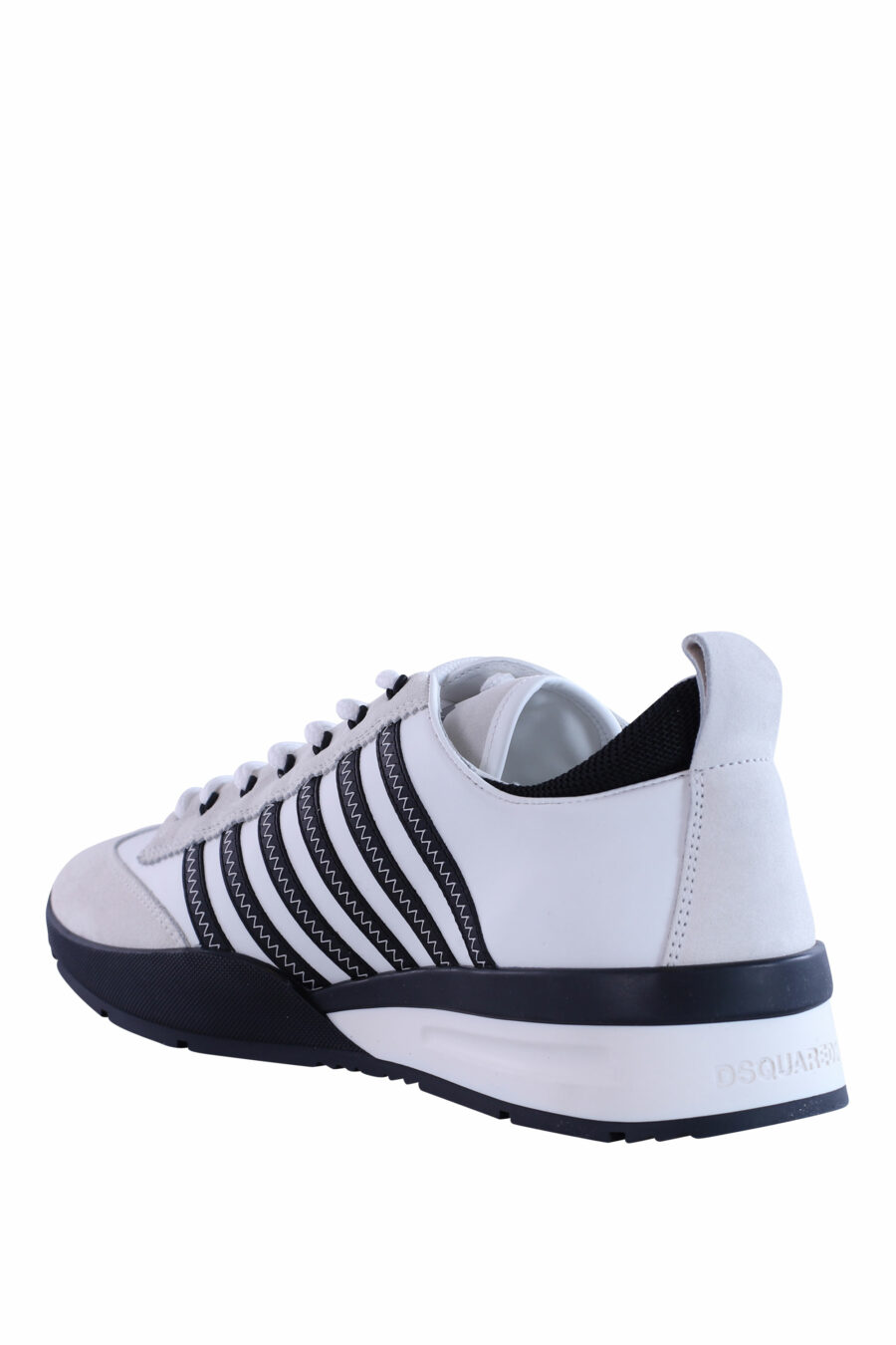 Zapatillas blancas y negras con lineas azules - IMG 2963