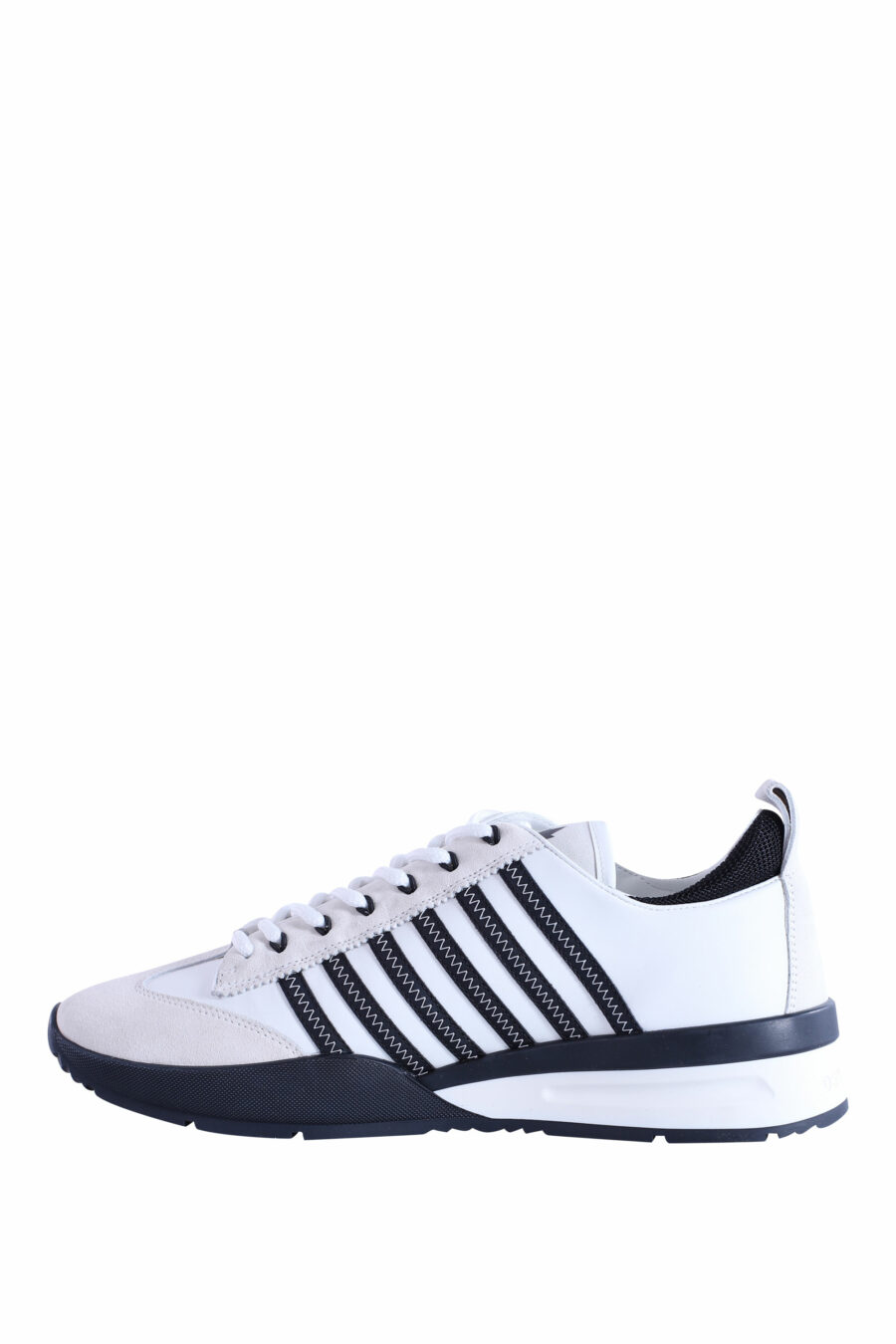Zapatillas blancas y negras con lineas azules - IMG 2964