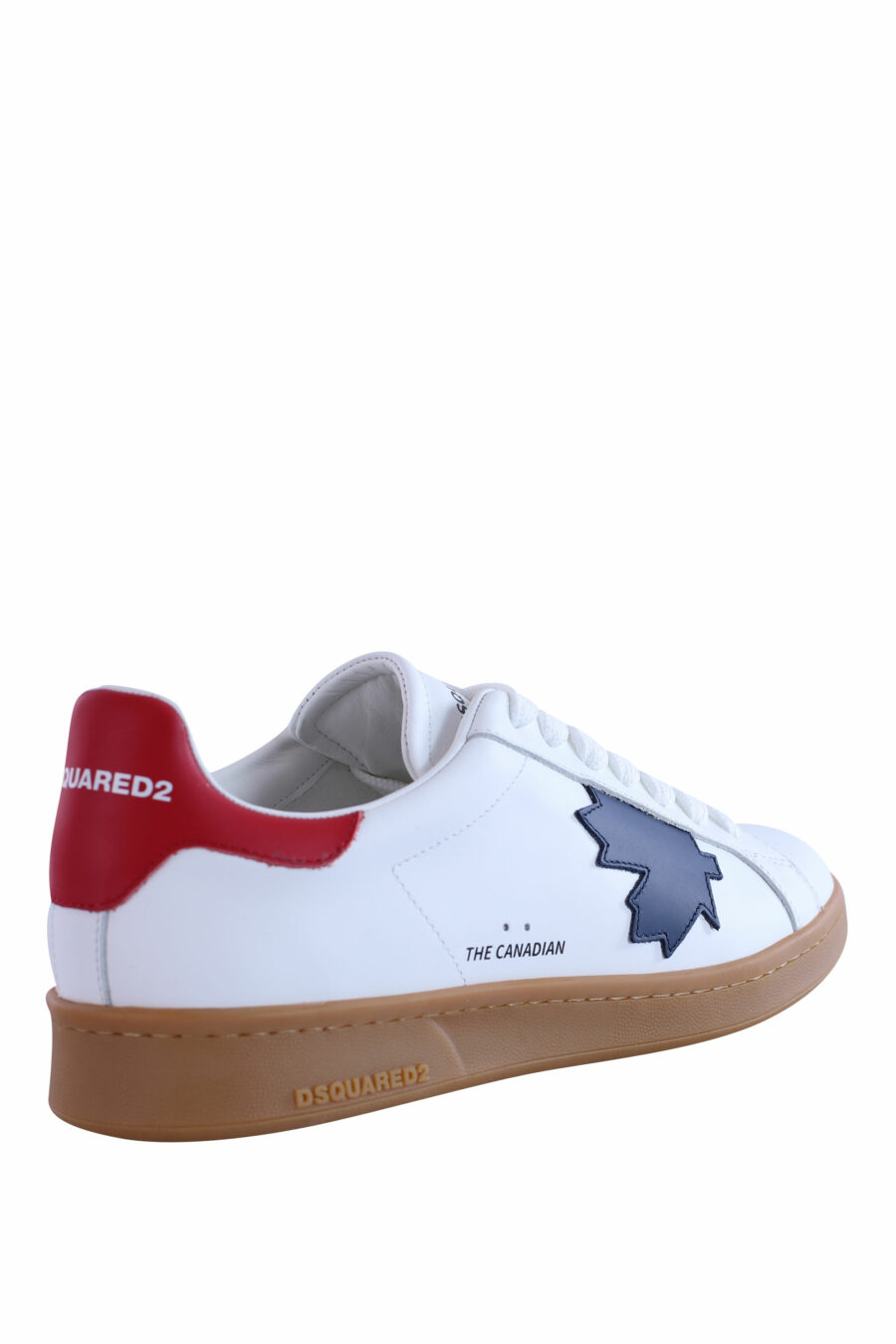 Zapatillas blancas con hoja azul y suela marrón - IMG 2966