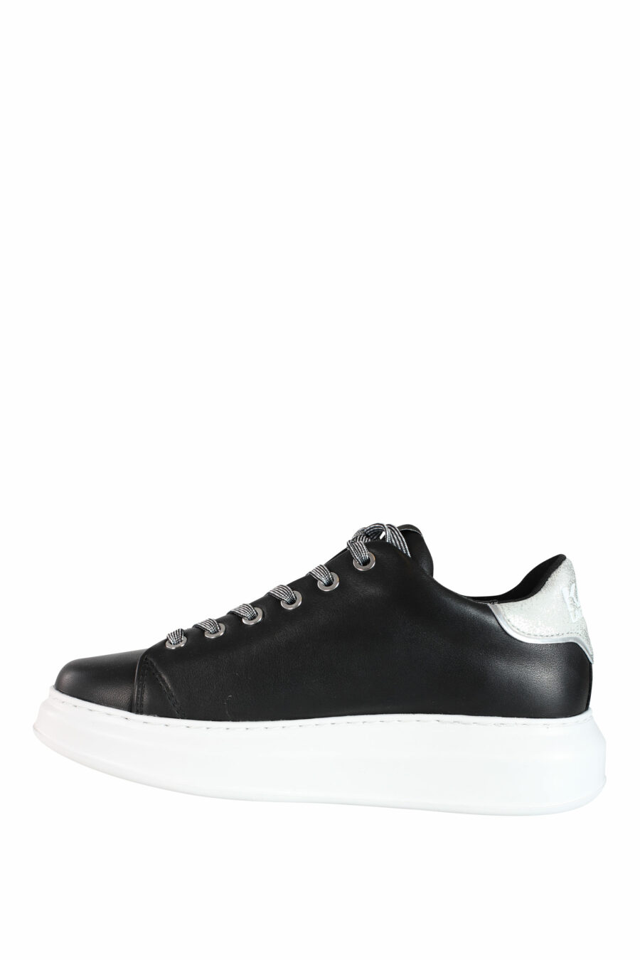 Zapatillas negras con detalles plateado y logo lettering "rue st guillaume" - IMG 3571