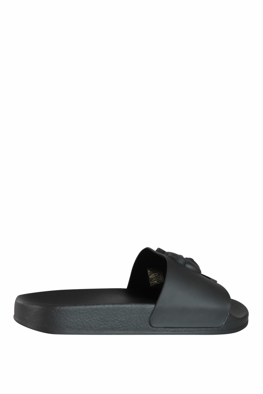 Black flip flops with monochrome embossed maxilogo - IMG 3574