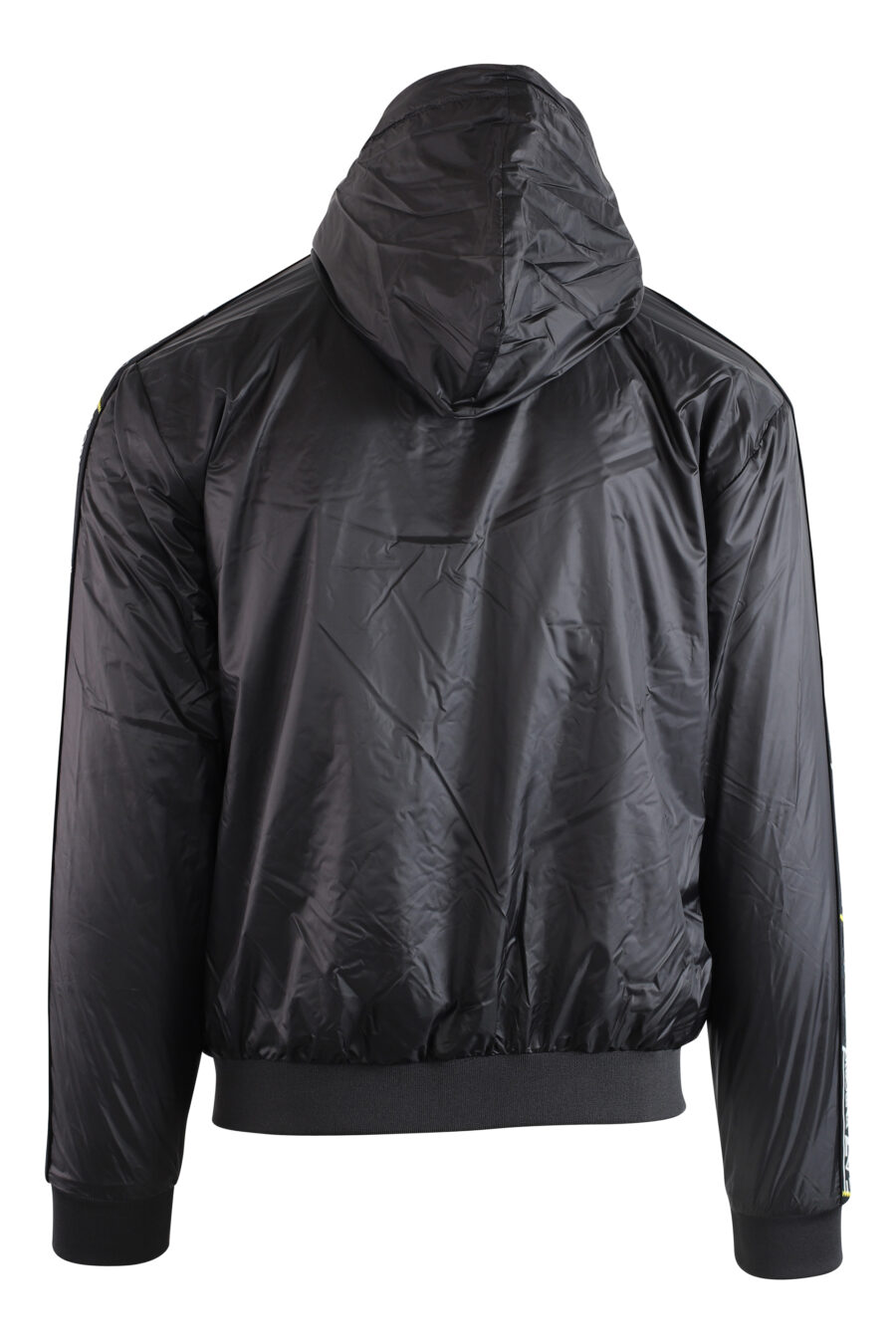 Chaqueta impermeable negra con capucha y logo en cinta laterales - IMG 3756